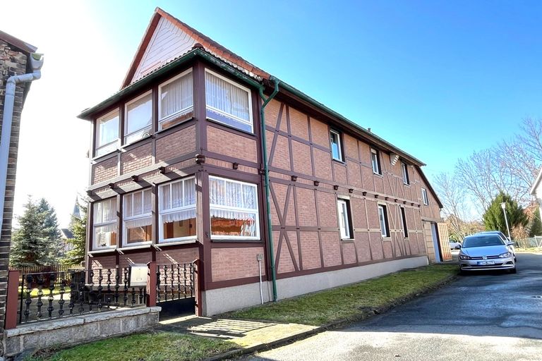 Wohnen mit Charakter: Großzügiges Einfamilienhaus mit verglaster Veranda und viel Platz zum Entfalten